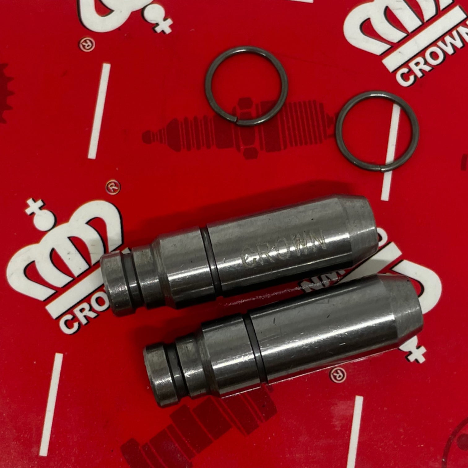 GUIA VALVULA X 2 PCS "CROWN" PULSAR-135/DISCOVER-125ST/BM-150/XCD-125